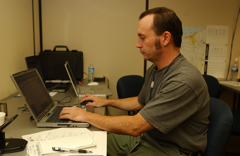 1024px-FEMA_-_32323_-_FEMA_photographer_Mark_Wolfe_working_at_a_computer_in_Findlay,_OH_JFO